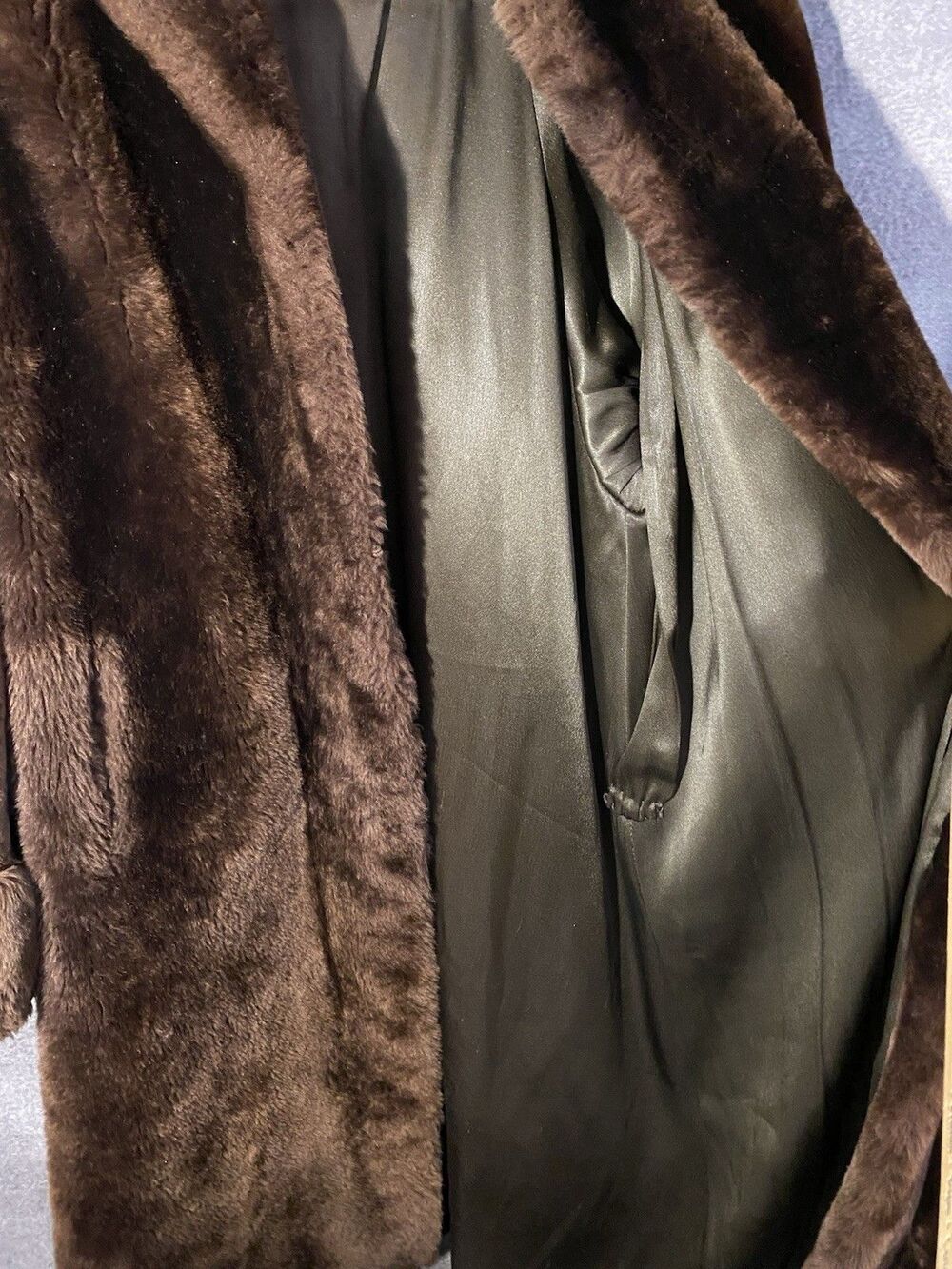 Vintage C.E. Carlson Co Spokane Dark Brown Fur Coat Mid-Century Plush - Picture 15 of 16